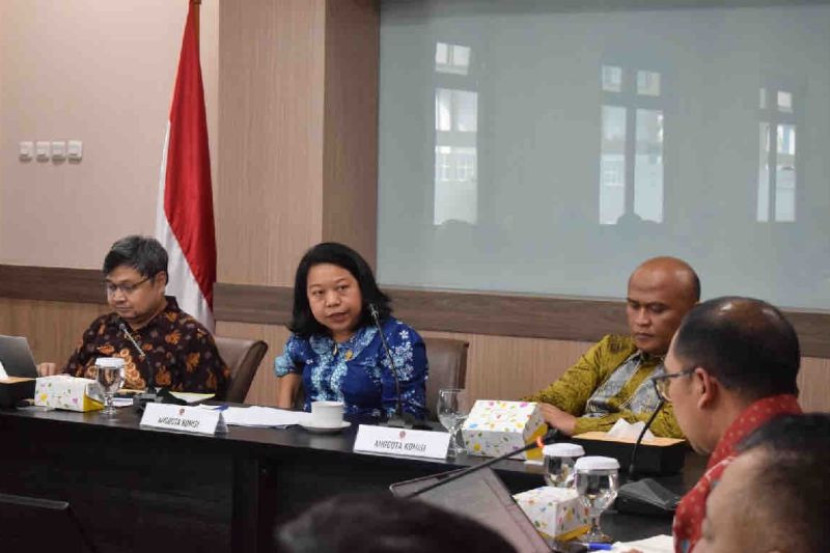 Anggota KPPU Eugenia Mardanugraha (tengah) saat diskusi kelompok terpumpun bertema ‘Maraknya Produk Jadi Impor di Indonesia: Kesiapan dan Upaya Pengendaliannya’ yang digelar KPPU di Jakarta, Selasa (28/5/2024). (Foto: Ruzka Indonesia/KPPU)