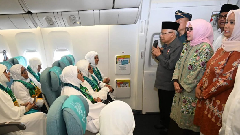 Wakil Presiden KH Ma'ruf Amin sapa jemaah haji Aceh kloter pertama dalam pesawat di Bandara SIM, Aceh. Gambar: Setwapres RI