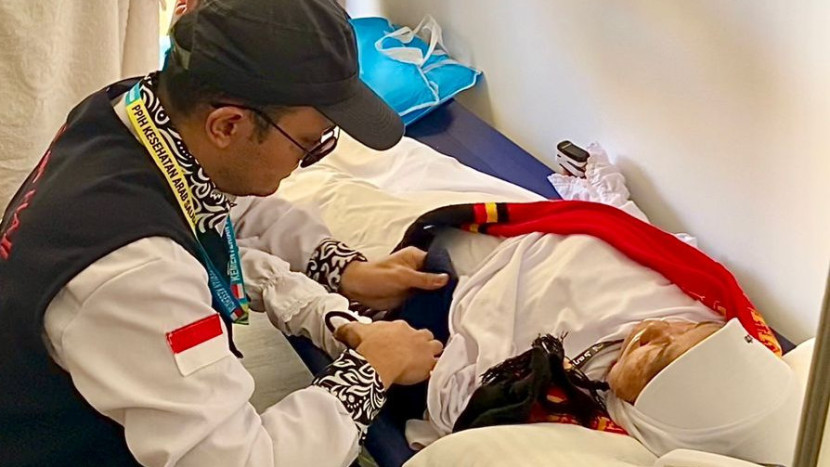 Tim Kesehatan Bandara  memeriksa jemaah haji yang kelelahan