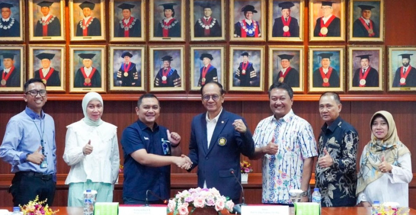 Pemimpin Cabang Bank BRI Depok, Yuliyanto (tengah kiri) berjabat tangan dengan Dekan Univ Pancasila Profesor Eddy Pratomo. (Foto: Dok BRI Cabang Kota Depok)