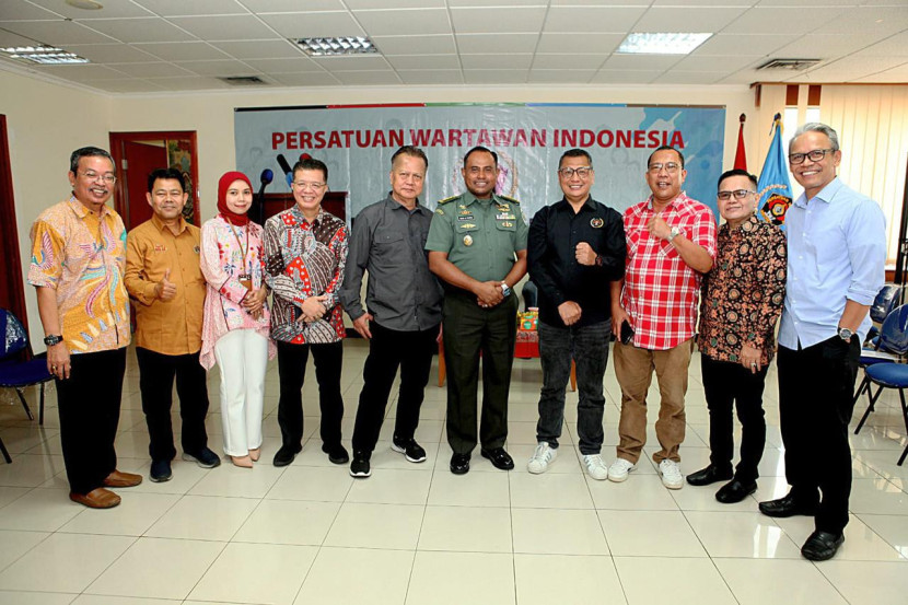 Pengurus Harian PWI Jaya 2024-2029 foto bersama Kapendam Jaya di Markas PWI Jaya, Jakarta, Kamis (30/5/2024). (Foto: Dok Ruzka Indonesia)