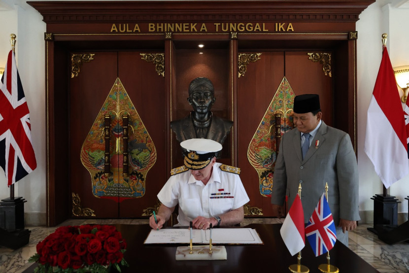 Menhan Prabowo Subianto bersama Panglima Angkatan Bersenjata Inggris Laksamana Sir Tony Radaki.