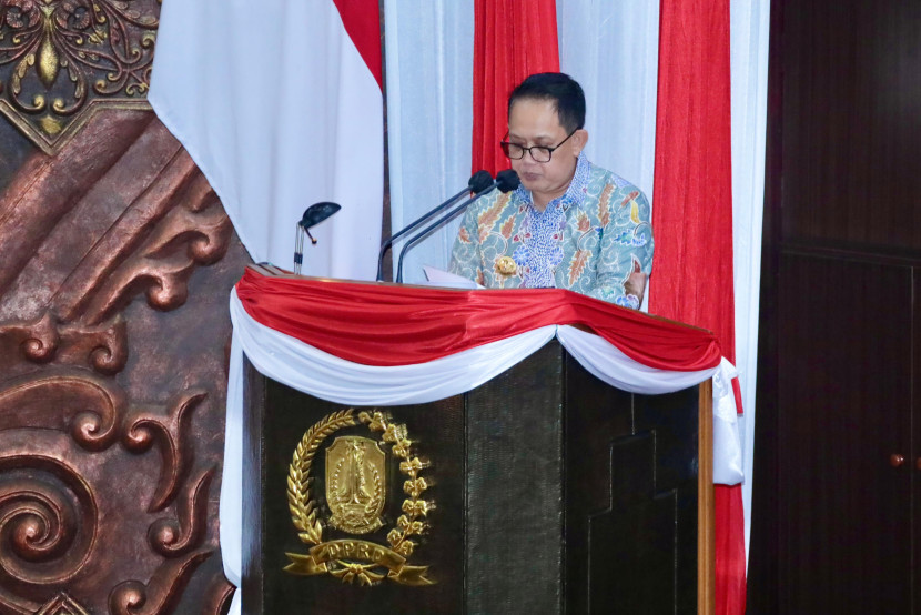 Pj Gubernur Jatim Adhy Karyono menyampaikan pendapat terkait Raperda KTR di Gedung DPRD Jatim, Surabaya, Kamis (30/5/2024). Dok. Humas Pemprov Jatim