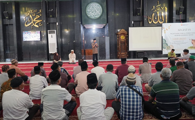 Pelatihan juru sembelih hewan kurban di Masjid Jami' PTBA. (FOTO: Humas PTBA)