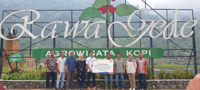 Bank BRI Cibubur serahkan bantuan program TJSL ke Desa Sirnajaya, Bogor. (Foto: Dok Ruzka Indonesia)