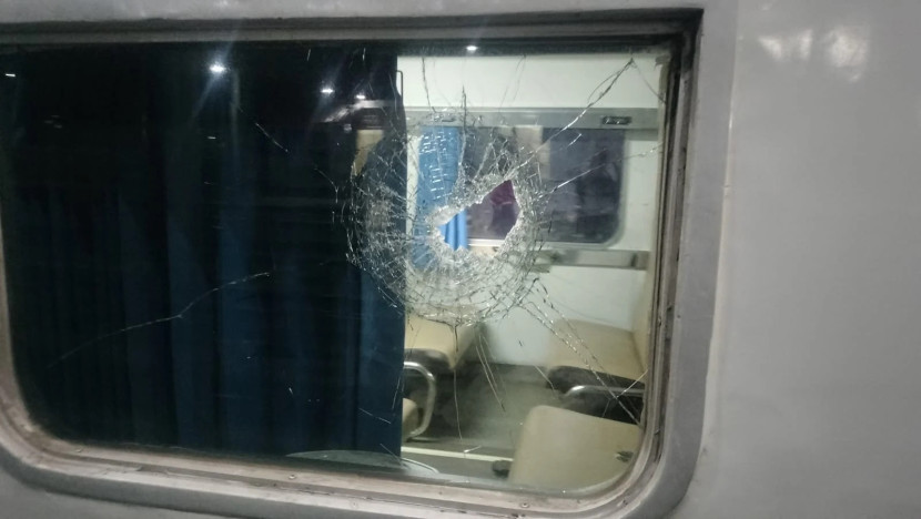 Kaca jendela KA Pasundan yang pecah usai dilempari batu oleh orang tak dikenal. (Foto: Humas PT KAI)