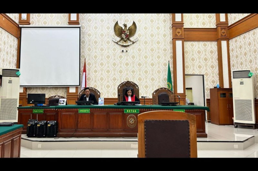Hakim tunggal Ni Made Oktimandiani (kanan) saat membacakan putusan dalam sidang gugatan praperadilan yang dimohonkan AP. (Foto: Dok Ruzka Indonesia/KPPPA)
