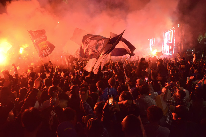 Ribuan bobotoh Persib merayakan kemenangan usai nobar final Championship Series Liga 1 2023-2024, di kawasan Gasibu, Kota Bandung, Jawa Barat, Jumat (31/5/2024). Foto: Edi Yusuf