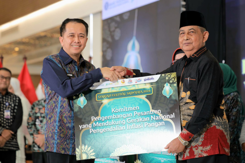 Pj Gubernur Sumsel Agus Fatoni pada Syariah Sriwijaya Festival 2024 menyerahkan penghargaan kepada pondok pesantren. (FOTO: Humas Pemprov Sumsel)