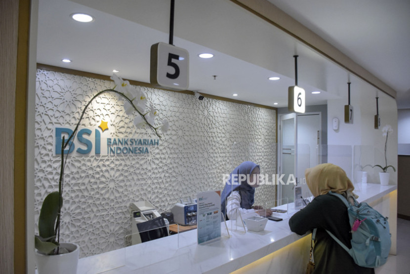 Petugas bank melayani nasabah di BSI KC Bandung Asia Afrika, Jalan Asia Afrika, Kota Bandung, Jawa Barat. (FOTO: Republika/ Abdan Syakura)