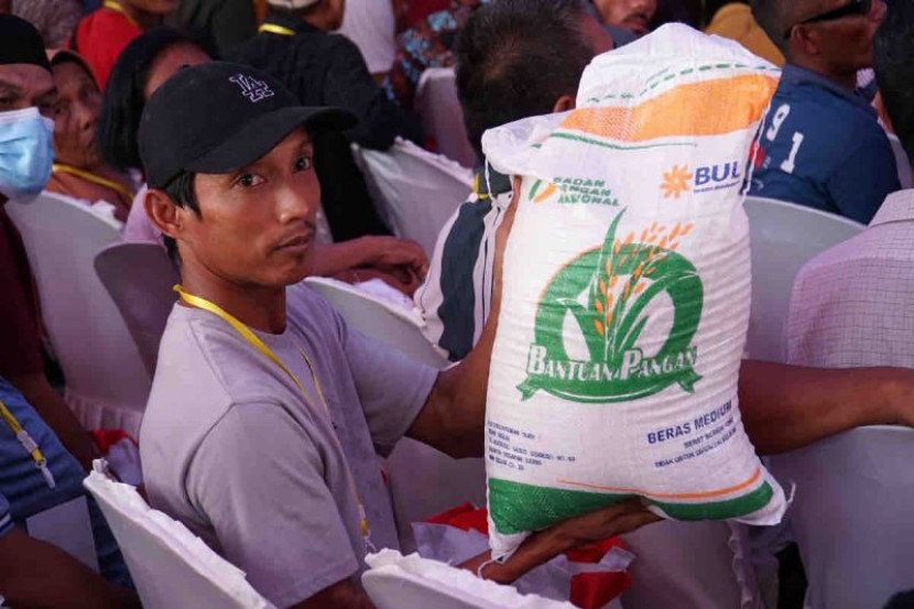 Seorang warga di Kecamatan Teluk Binjai, Kota Dumai, Provinsi Riau, penerima bantuan pangan beras 10 kg, di Dumai, Sabtu (1/6/2024). (Foto: Dok Ruzka Indonesia/Bapanas)