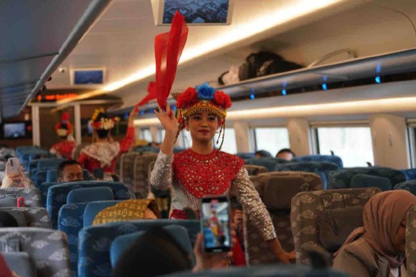 Sejumlah penari tradisional menghibur penumpang Kereta Cepat Indonesia China (KCIC) atau Whoosh dalam peringaran Hari Lahir Pancasila, Sabtu (1/6/2024). (Foto: Dok Ruzka Indonesia/KCIC)