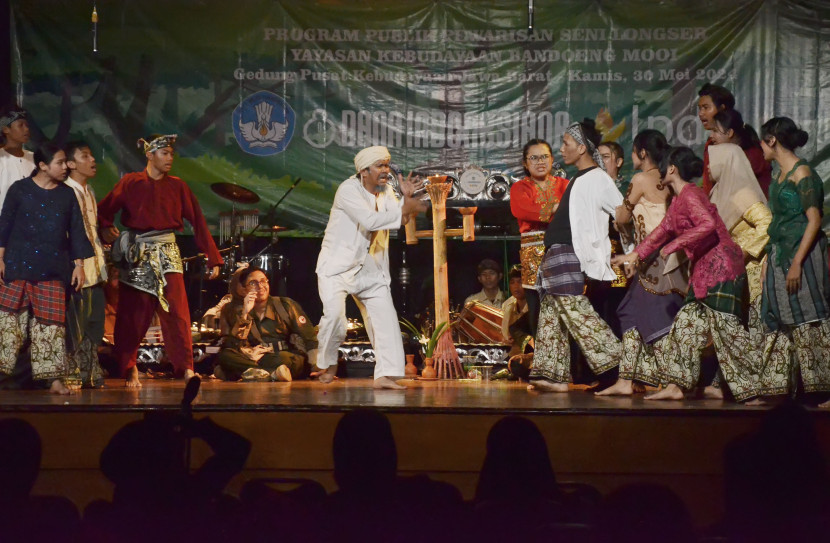 Pertunjukan seni longser 'Pendekar Gunung Bahong' yang digelar Yayasan Kebudayaan Bandoeng Mooi (YKBM) di Gedung Pusat Kebudayaan (GPK) Jawa Barat, Kota Bandung, Kamis (30/5/2024). Foto: Edi Yusuf