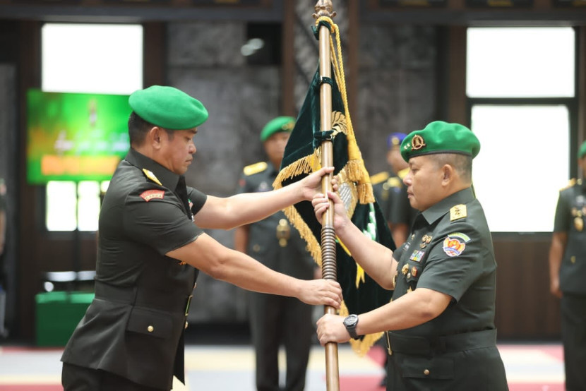 KSAD Jenderal Maruli Simanjuntak menyerahkan pataka kepada Kapusziad Mayjen Budi Hariswanto.