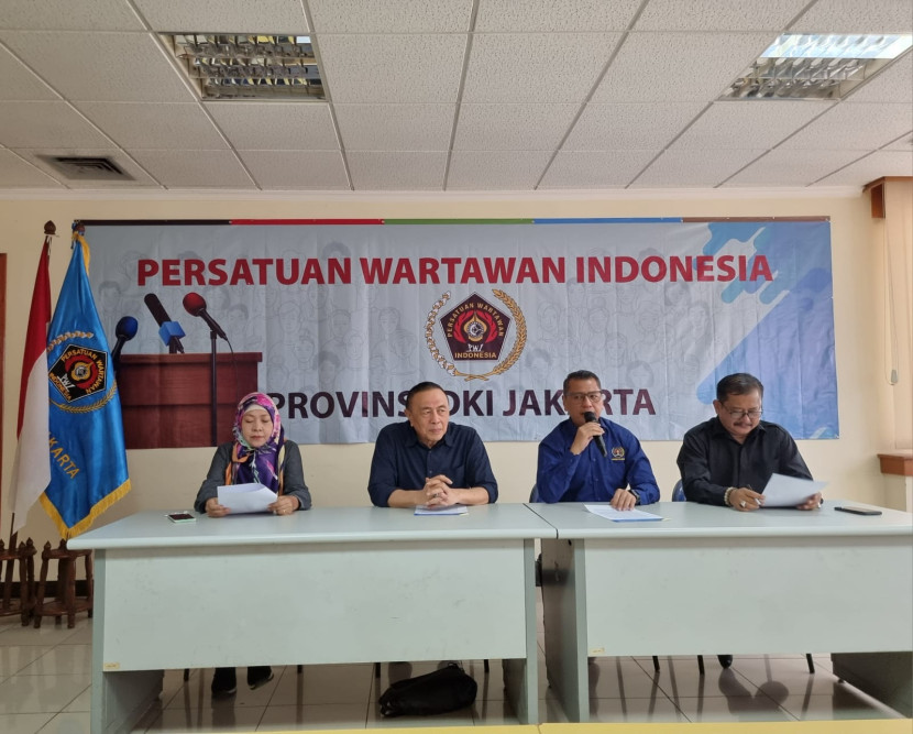 Ketua PWI DKI Jakarta Kesit B Handoyo (kedua kanan) memberikan keterangan di Jakarta, Selasa (4/6/2024). (Foto: Ruzka Indonesia)