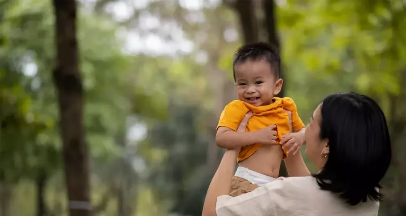 Ibu yang sedang bermain dengan anak. Gambar: ayosehat.kemkes