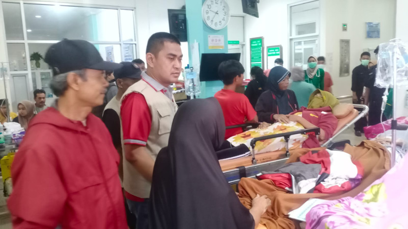 Suasana penanganan medis korban keracunan makanan warga Desa Sekarwangi, Kecamatan Cibadak, Kabupaten Sukabumi di RSUD Sekarwangi, Rabu (5/6/2024).