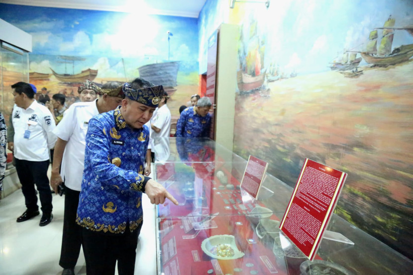 Agus Fatoni melihat koleksi Museum Negeri Balaputra Dewa. (FOTO: Humas Pemprov Sumsel)