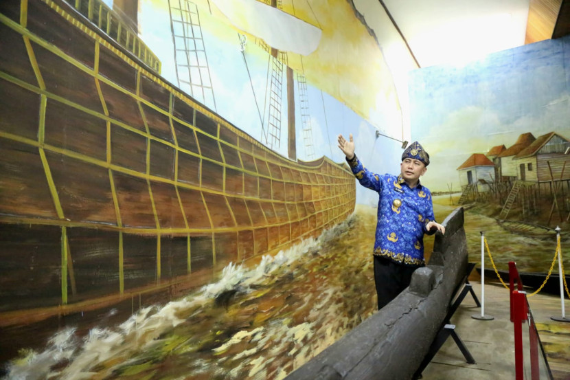 Agus Fatoni dengan diorama di Museum Negeri Balaputra Dewa. (FOTO: Humas Pemprov Sumsel)