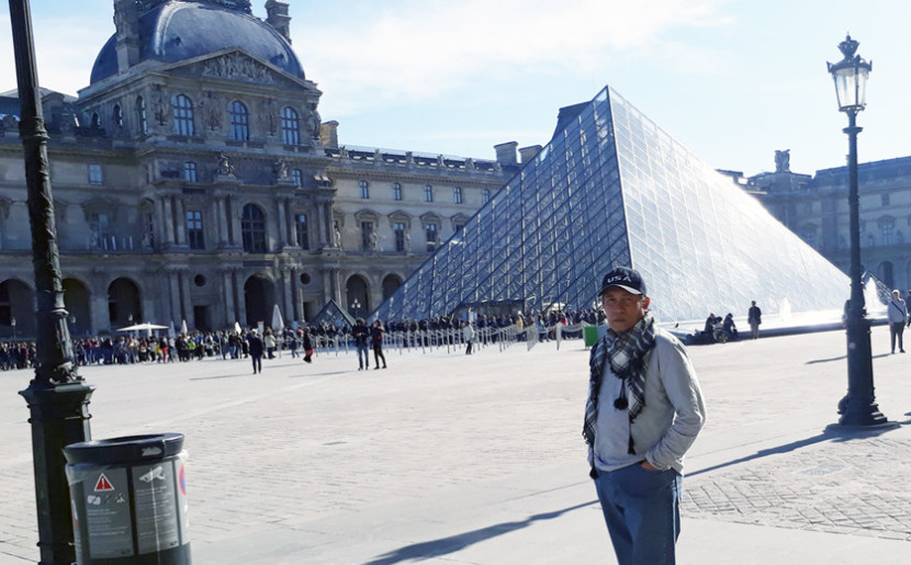 Museum Louvre di Paris dengan antrian pengunjung yang panjang. (FOTO: Aina RA)