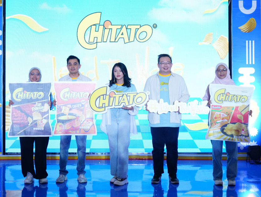 Head of Marketing Snack Food IFM, Harry Susanto Wibowo bersama Zalfa Ufairah Farlis mewakili fans Seventeen saat talkShow pada peluncuran Brand Ambassador Chitato: S.Coups, Wonwoo, dan Vernon dari Seventeen di Jakarta, Kamis (6/6/2024). (Foto: Dok Ruzka Indonesia)