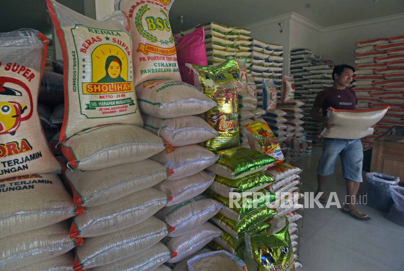 Pekerja mengangkut beras di Pasar Induk Rau, Kota Serang, Banten, beberapa waktu lalu. (Foto: Dok Ruzka Indonesia)