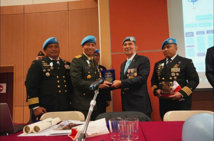 Brigjen Edwin Adrian Sumantha menerima penghargaan dari pejabat PBB.