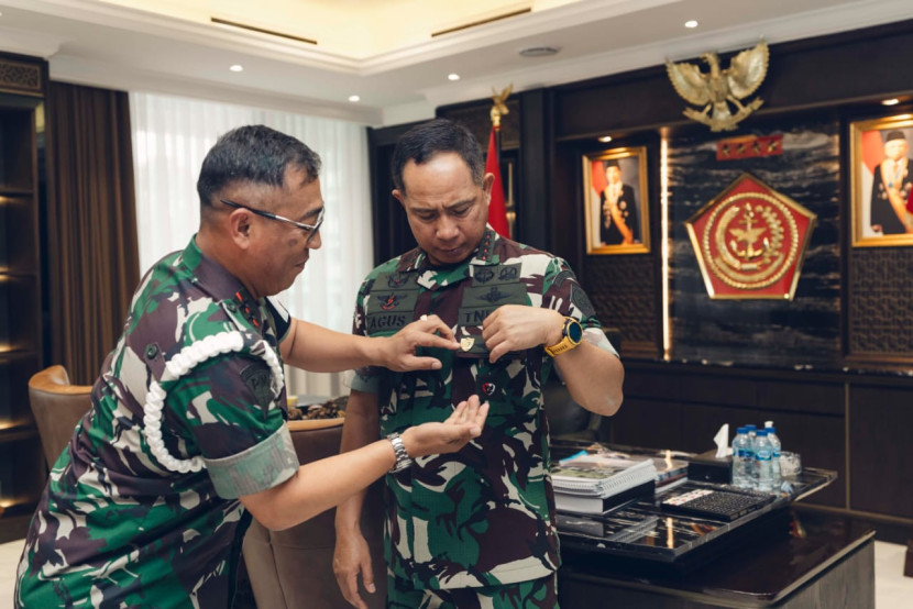 Mayjen Eka Wijaya Permanan menyematkan pin gajah mada ke Jenderal Agus Subiyanto.