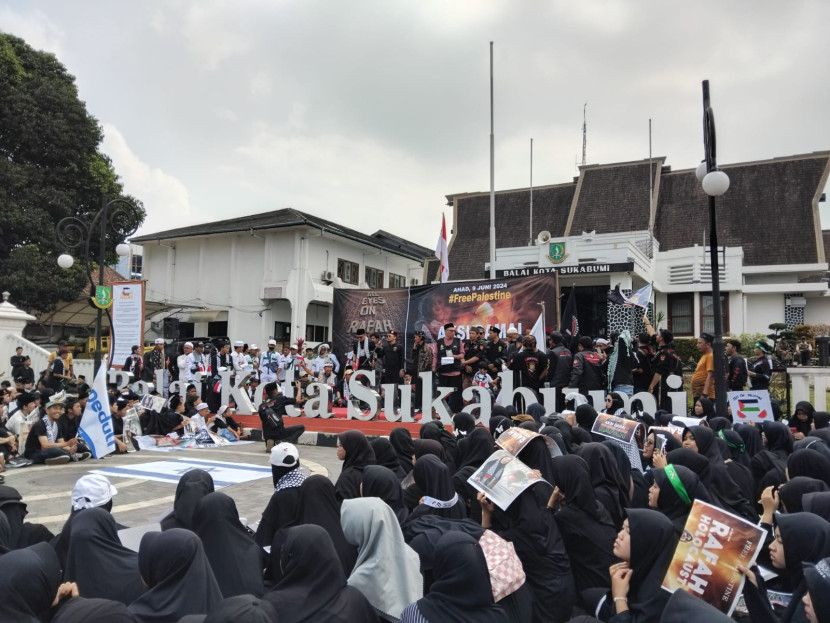 Aksi unjukrasa Sukabumi peduli Rafah, Palestina di Plaza Balai Kota Sukabumi, Ahad (9/6/2024).