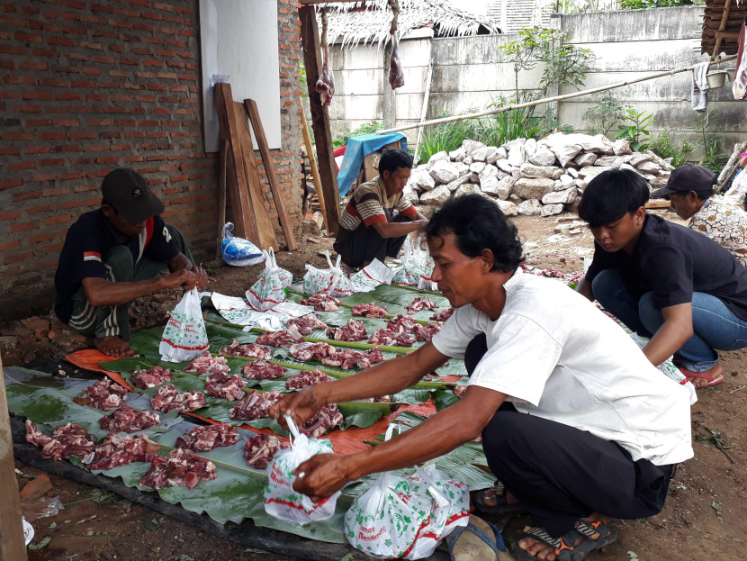 Panitia membagikan daging kurban kepada masyarakat di Tanjung Alor, Telukbetung Selatan, Bandar Lampung, pada hari raya Idul Adha 1444. (Foto: SumatraLink.id/Mursalin Yasland)