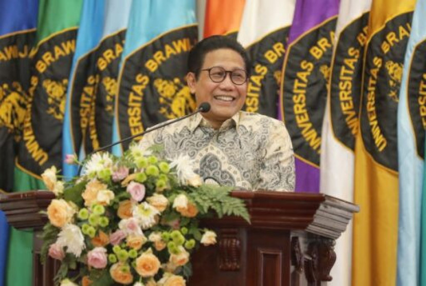 Menteri Desa, Pembangunan Daerah Tertinggal, dan Transmigrasi (Mendes PDTT) Abdul Halim Iskandar saat menghadiri Wisuda Periode XVIII Tahun Akademik 2023/2024 di Gedung Samantha Krida, Malang, Jawa Timur, Minggu (9/6/2024). (Foto: Kemendes PDTT/RI)