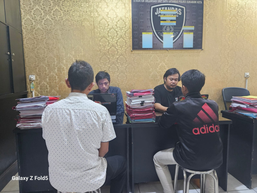 Proses pemeriksaan tersangka dalam kasus pencurian barang elektronik diamankan Satuan Reserse Kriminal Polres Sukabumi. 