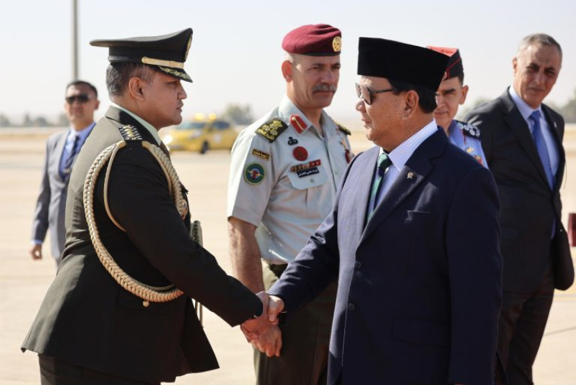 Menhan Prabowo Subianto menyalami Athan RI untuk Mesir Kolonel Kav Aria Sanggita Saleh.