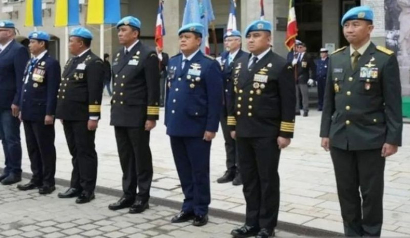 Deretan perwira TNI dan Polri saat menerima penghargaan dari PBB di Geneva, Swiss, Selasa (4/6/2024) (Foto: Dok TNI AU/RI)