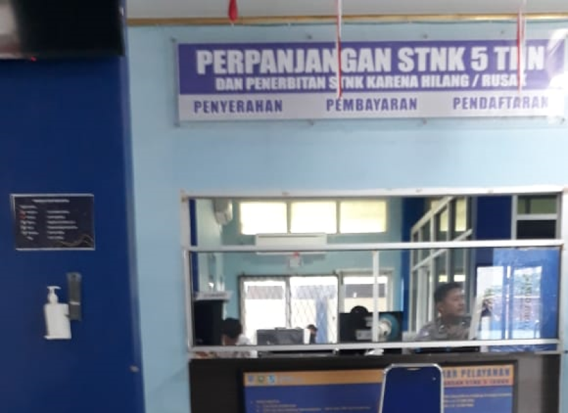 Loket pembayaran pajak dan administrasi di kantor Samsat Palembang. (FOTO: Maspril Aries)