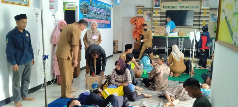 Penanganan korban keracunan makanan di Puskesmas Sagaranten, Kabupaten Sukabumi, Selasa (11/6/2024).
