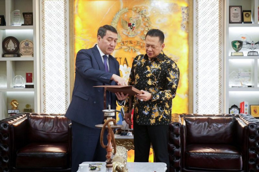 Ketua MPR Bambang Soesatyo (kanan) menerima kunjungan Duta Besar Kazakhstan untuk RI Serzhan Abdykarimov di Jakarta, Selasa (11/6/2024). (Foto: Dok Ruzka Indonesia)