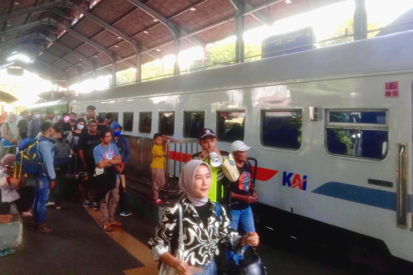 Kepadatan penumpang kereta api di Stasiun Surabaya Gubeng (ilustrasi). Dok. Humas KAI Daop 8 Surabaya