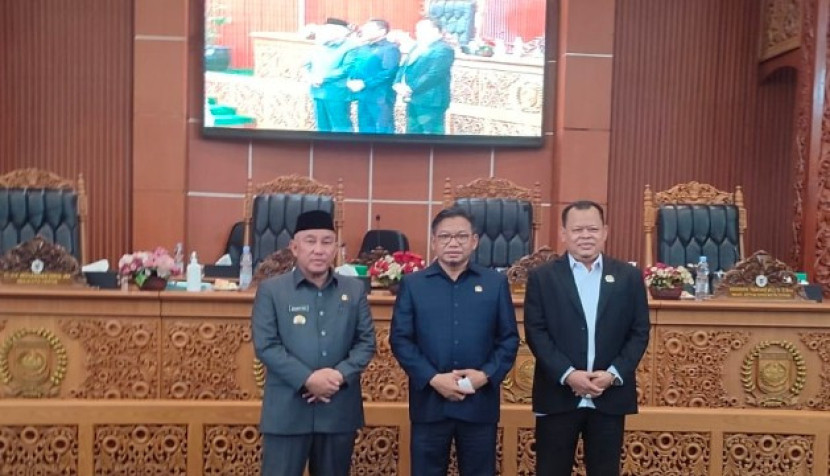 Wali Kota Depok, Mohammad Idris (kiri) bersama Ketua DPRD Kota Depok, TM Yusufsyah Putra (tengah). (Foto: Dok Ruzka Indonesia)