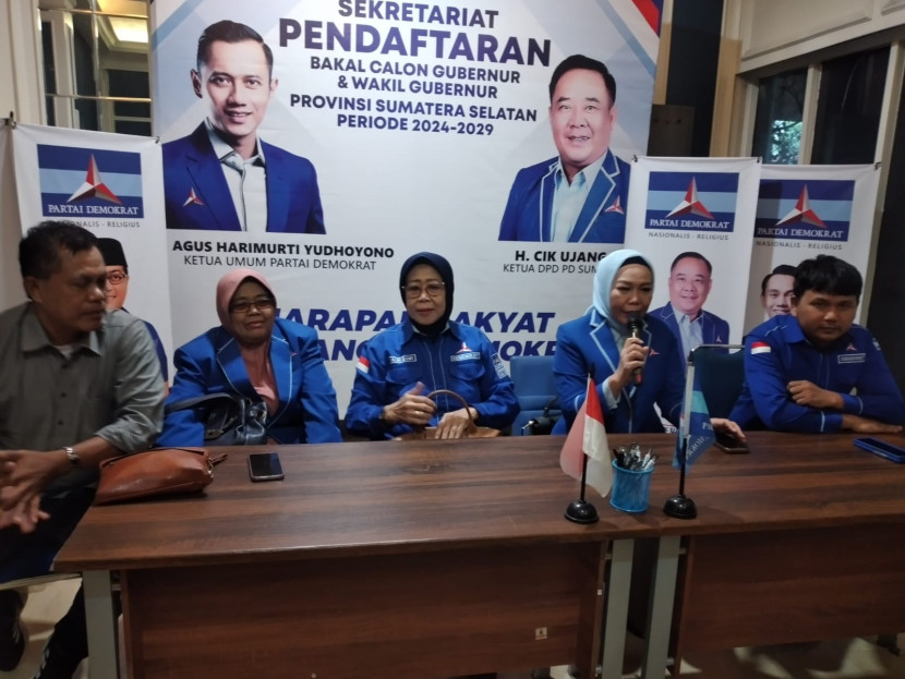 Holda (dua kari kanan) saat menyampaikan mundur dari pencalonan bakal calon gubernur di DPD Partai Demokrat. (FOTO: D Oskandar)