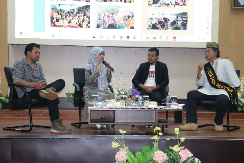 Duta Baca Indonesia Gol A Gong (kanan) bersama (dari kiri) Penulis Sumsel Benny Arnas, Najmah (pegiat literasi) dan penulis muda Sumsel Dwiki Al Akhyar. (FOTO: Rudi Rustiadi)