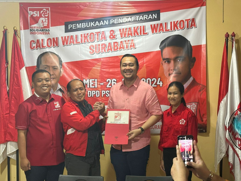 Bayu Airlangga (kedua kanan) mendaftarkan diri sebagai Bacawali Surabaya 2024 ke Kantor DPD PSI Surabaya, Rabu (12/6/2024) malam