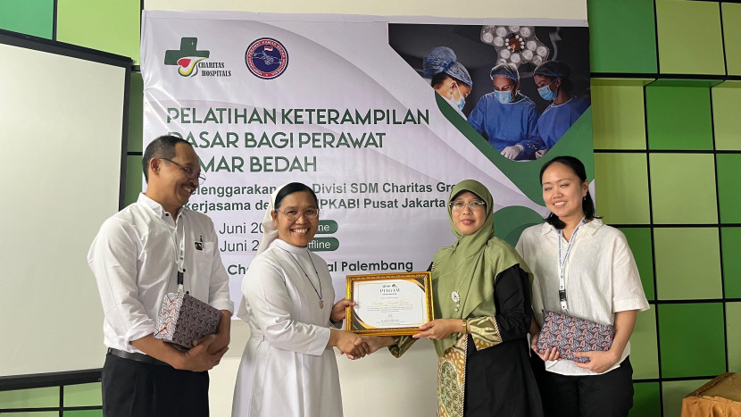 Direktur PT. Prima Medisina Hanacaraka menyerahkan cendramata kepada peserta terbaik pelatihan Keterampilan Dasar bagi Perawat Kamar Bedah di Palembang