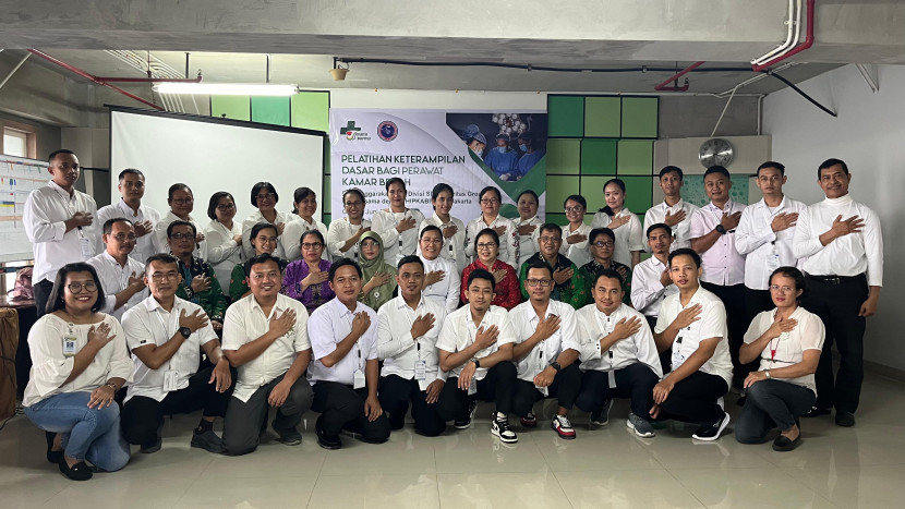 Foto bersama peserta pelatihan Keterampilan Dasar bagi Perawat Kamar Bedah di Palembang