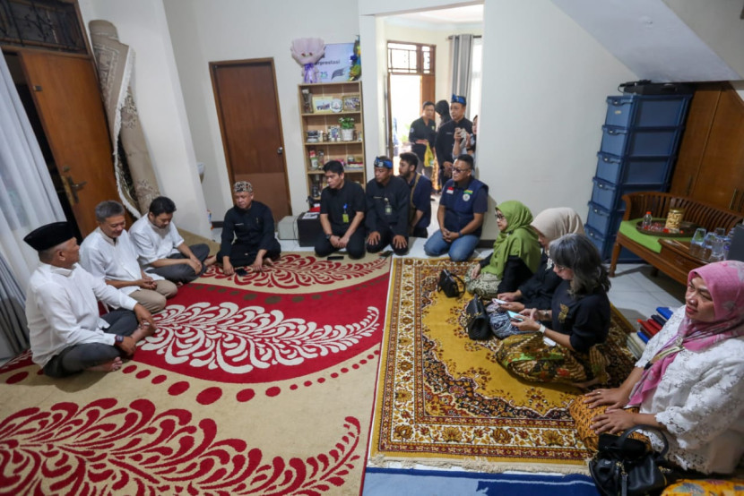 Penjabat Wali Kota Bandung, Bambang Tirtoyuliono bertakziah ke rumah duka dr Siti Nurhasijati