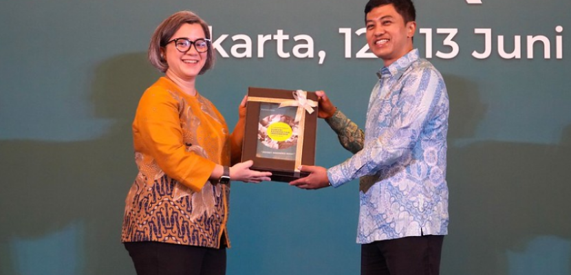 Wakil Menteri Kesehatan Republik Indonesia Dante Saksono Harbuwono saat menerima Cinderamata. Gambar: Kemenkes