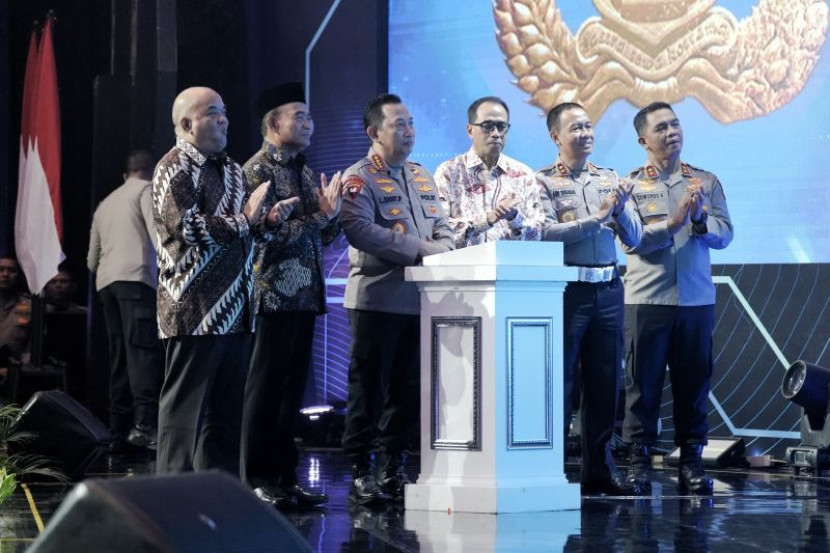 Kapolri Jenderal Pol. Listyo Sigit Prabowo didampingi Menteri Perhubungan Budi Karya Sumadi, Kakorlantas Polri Irjen Pol. Aan Suhanan meluncurkan program smart city berbasis keselamatan lalu lintas di Yogyakarta, DIY, Kamis (13/6/2024). (Foto: Dok Korlantas Polri)