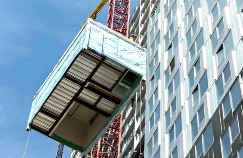Modul ruang tamu diangkat di Brooklyn, New York, untuk dipasang di gedung modular tertinggi di dunia. Kaset lantai berbahan alami suatu hari nanti dapat menggantikan rakitan permukaan baja dan beton tradisional di gedung bertingkat/SHoP Architects.