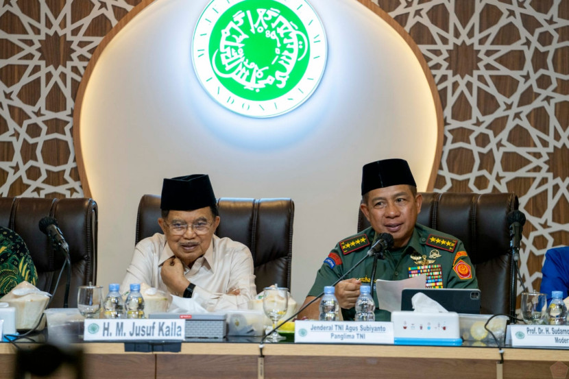 Panglima TNI Jenderal Agus Subiyanto bersama Ketua DMI M Jusuf Kalla.