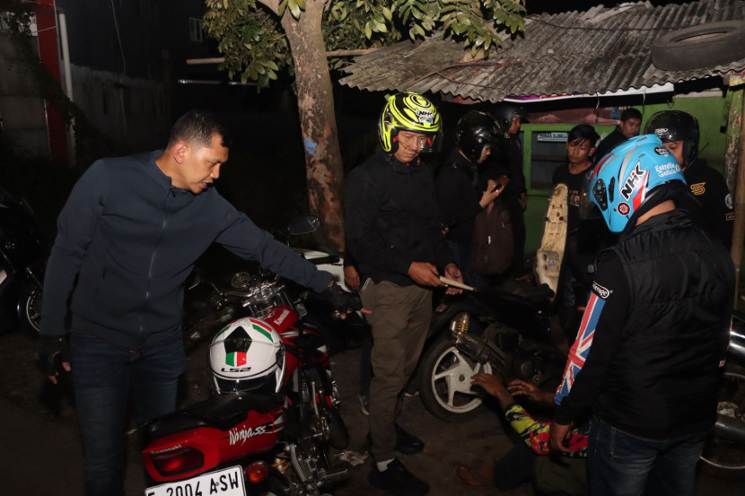 Petugas Polres Sukabumi Kota melakukan razia KRYD kepada pemuda yang nongkrong di Jalan Lingkar Selatan Warudoyong Kota Sukabumi Sabtu (15/6/2024) malam.